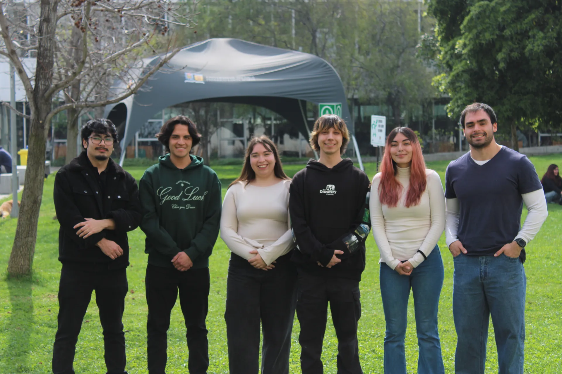 Los seis integrantes del equipo ARIE de pie en el campus de la Universidad Técnica Federico Santa María